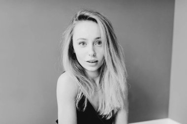 Kıvırcık, çekici bir kadına yaklaş.