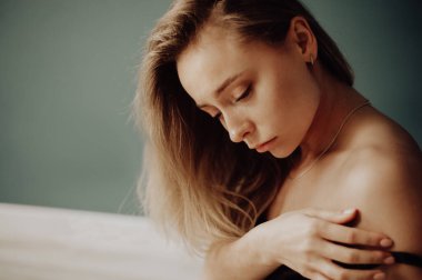 Kıvırcık, çekici bir kadına yaklaş.