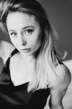 Kıvırcık, çekici bir kadına yaklaş.