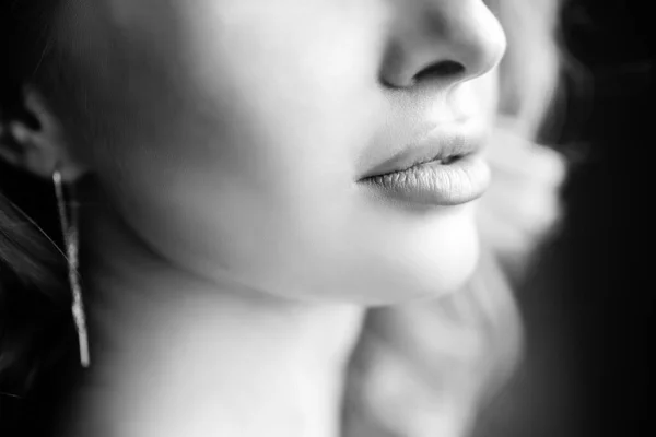 곱슬곱슬 금발의 매력적 여자가 입술을 사진을 클로즈업 — 스톡 사진
