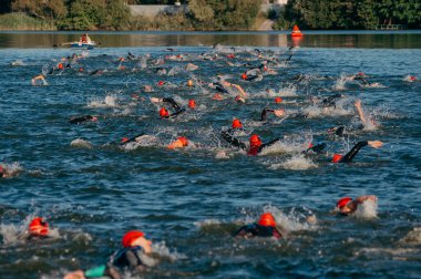Kharkiv, Ukrayna - 11 Ağustos 2019: Demir Adam mücadelesinde yüzen triatletler