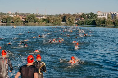 Kharkiv, Ukrayna - 11 Ağustos 2019: Demir Adam mücadelesinde yüzen triatletler