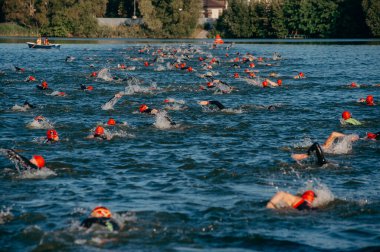 Kharkiv, Ukrayna - 11 Ağustos 2019: Demir Adam mücadelesinde yüzen triatletler