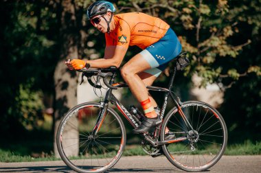 Kharkiv, Ukrayna - 11 Ağustos 2019: Bisiklet yarışması. Triatloncu, güneşli bir günde triatlon yarışmasında yüksek hızda at sürüyor.