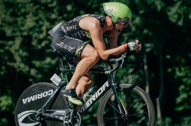 Kharkiv, Ukrayna - 11 Ağustos 2019: Bisiklet yarışması. Triatloncu, güneşli bir günde triatlon yarışmasında yüksek hızda at sürüyor.