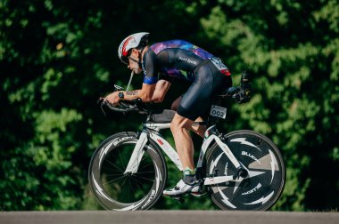 Kharkiv, Ukrayna - 11 Ağustos 2019: Bisiklet yarışması. Triatloncu, güneşli bir günde triatlon yarışmasında yüksek hızda at sürüyor.