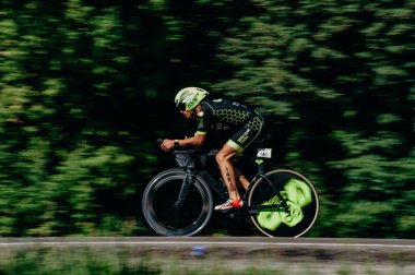 Kharkiv, Ukrayna - 11 Ağustos 2019: Bisiklet yarışması. Triatloncu, güneşli bir günde triatlon yarışmasında yüksek hızda at sürüyor.