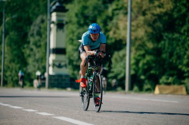 Kharkiv, Ukrayna - 11 Ağustos 2019: Bisiklet yarışması. Triatloncu, güneşli bir günde triatlon yarışmasında yüksek hızda at sürüyor.