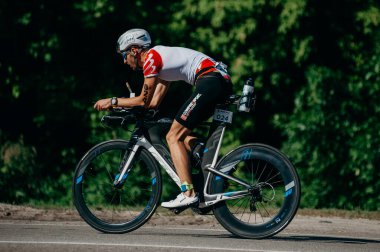Kharkiv, Ukrayna - 11 Ağustos 2019: Bisiklet yarışması. Triatloncu, güneşli bir günde triatlon yarışmasında yüksek hızda at sürüyor.