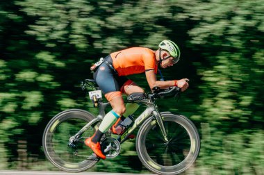 Kharkiv, Ukrayna - 11 Ağustos 2019: Bisiklet yarışması. Triatloncu, güneşli bir günde triatlon yarışmasında yüksek hızda at sürüyor.