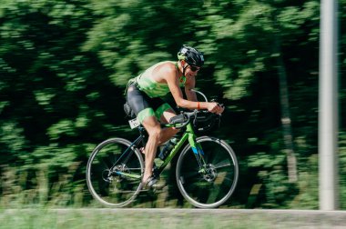 Kharkiv, Ukrayna - 11 Ağustos 2019: Bisiklet yarışması. Triatloncu, güneşli bir günde triatlon yarışmasında yüksek hızda at sürüyor.