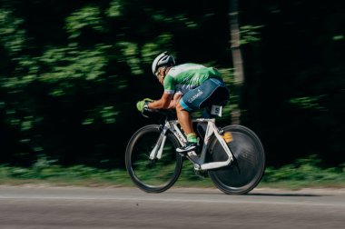 Kharkiv, Ukrayna - 11 Ağustos 2019: Bisiklet yarışması. Triatloncu, güneşli bir günde triatlon yarışmasında yüksek hızda at sürüyor.