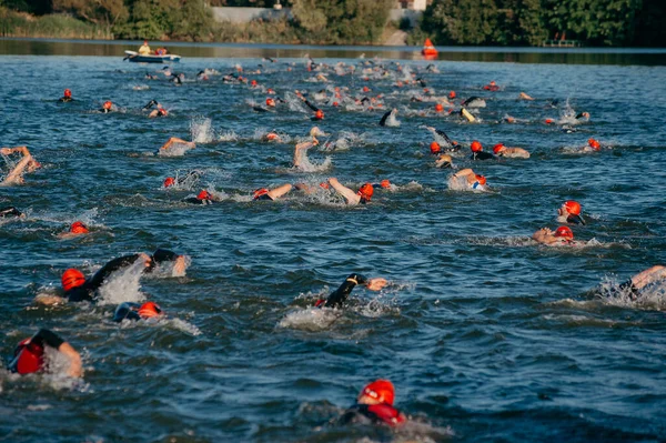 Kharkiv Oekraïne Augustus 2019 Triatleten Zwemmen Aan Start Wedstrijd Van — Stockfoto