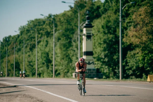 Kharkiv Ukraina Augusti 2019 Cykeltävling Triathlete Ridning Hög Hastighet Den — Stockfoto