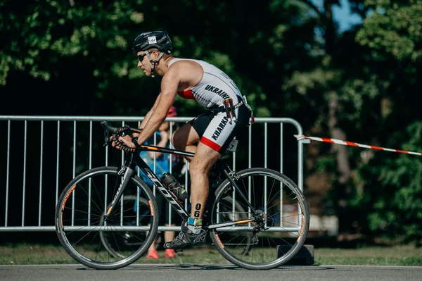 Kharkiv Ucrania Agosto 2019 Competencia Ciclista Triatleta Montando Alta Velocidad — Foto de Stock