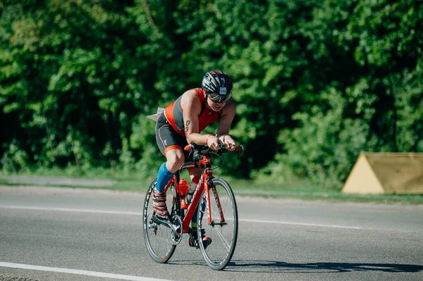 Kharkiv Oekraïne Augustus 2019 Wielerwedstrijd Triatleet Rijden Hoge Snelheid Zonnige — Stockfoto