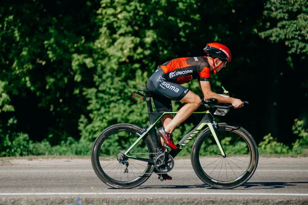 ハリコフ ウクライナ 2019年8月11日 サイクリング競技会 トライアスロンの競争の中で晴れた日に高速で乗ってトライアスロン選手 — ストック写真