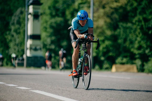 哈尔科夫 乌克兰 2019年8月11日 自行车比赛 三项全能比赛在阳光明媚的日子里高速赛车手 — 图库照片