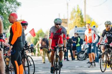 Kharkiv, Ukrayna - 11 Ağustos 2019: Triatlon. Triatlon bisikletli adam triatlon yarışında son sürat bisiklet sürüyor..