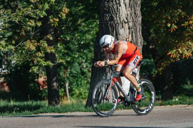Kharkiv, Ukrayna - 11 Ağustos 2019: Triatlon. Triatlon bisikletli adam triatlon yarışında son sürat bisiklet sürüyor..