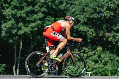 Kharkiv, Ukrayna - 11 Ağustos 2019: Triatlon. Triatlon bisikletli adam triatlon yarışında son sürat bisiklet sürüyor..