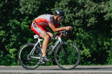 Kharkiv, Ukrayna - 11 Ağustos 2019: Triatlon. Triatlon bisikletli adam triatlon yarışında son sürat bisiklet sürüyor..