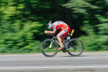 Kharkiv, Ukrayna - 11 Ağustos 2019: Triatlon. Triatlon bisikletli adam triatlon yarışında son sürat bisiklet sürüyor..