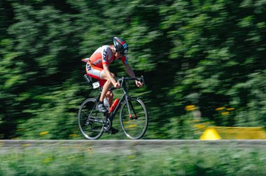 Kharkiv, Ukrayna - 11 Ağustos 2019: Triatlon. Triatlon bisikletli adam triatlon yarışında son sürat bisiklet sürüyor..