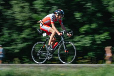 Kharkiv, Ukrayna - 11 Ağustos 2019: Triatlon. Triatlon bisikletli adam triatlon yarışında son sürat bisiklet sürüyor..