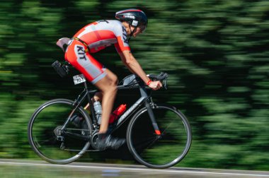 Kharkiv, Ukrayna - 11 Ağustos 2019: Triatlon. Triatlon bisikletli adam triatlon yarışında son sürat bisiklet sürüyor..