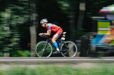 Kharkiv, Ukrayna - 11 Ağustos 2019: Triatlon. Triatlon bisikletli adam triatlon yarışında son sürat bisiklet sürüyor..