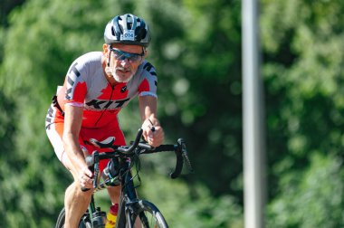 Kharkiv, Ukrayna - 11 Ağustos 2019: Triatlon. Triatlon bisikletli adam triatlon yarışında son sürat bisiklet sürüyor..