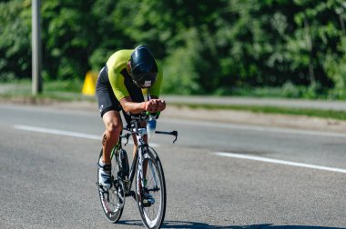 Kharkiv, Ukrayna - 11 Ağustos 2019: Triatlon. Triatlon bisikletli adam triatlon yarışında son sürat bisiklet sürüyor..