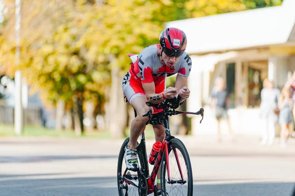 Kharkiv Ucrânia Agosto 2019 Triathlon Triatlo Ciclista Ciclismo Bicicleta Estrada — Fotografia de Stock