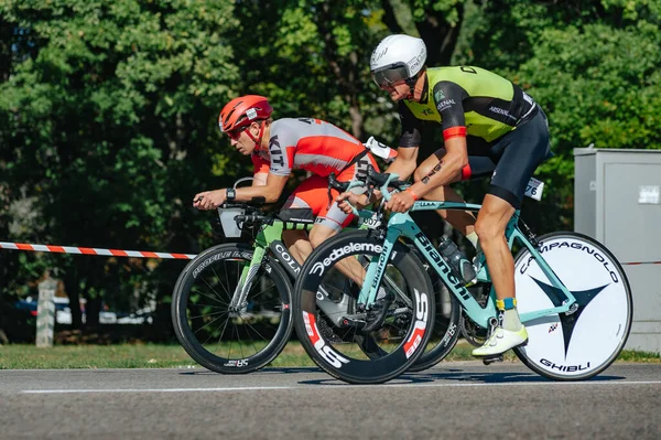 哈尔科夫 乌克兰 2019年8月11日 铁人三项 三项全能自行车男子在三项全能比赛中以最高速度骑公路自行车 — 图库照片