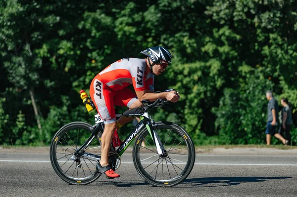 Kharkiv Ucrânia Agosto 2019 Triathlon Triatlo Ciclista Ciclismo Bicicleta Estrada — Fotografia de Stock