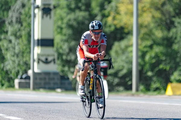 哈尔科夫 乌克兰 2019年8月11日 铁人三项 三项全能自行车男子在三项全能比赛中以最高速度骑公路自行车 — 图库照片