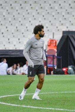 İstanbul, Türkiye - 13 Ağustos 2019: Liverpool FC forveti Muhammed Salah, UEFA Süper Kupası öncesinde maç öncesi antrenmanda sahada..