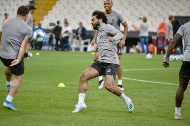 İstanbul, Türkiye - 13 Ağustos 2019: Liverpool FC forveti Muhammed Salah, UEFA Süper Kupası öncesinde maç öncesi antrenmanda sahada..