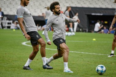 İstanbul, Türkiye - 13 Ağustos 2019: Liverpool FC forveti Muhammed Salah, UEFA Süper Kupası öncesinde maç öncesi antrenmanda sahada..