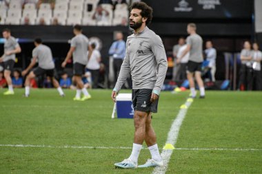 İstanbul, Türkiye - 13 Ağustos 2019: Liverpool FC forveti Muhammed Salah, UEFA Süper Kupası öncesinde maç öncesi antrenmanda sahada..
