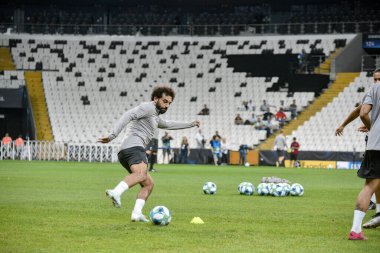 İstanbul, Türkiye - 13 Ağustos 2019: Liverpool FC forveti Muhammed Salah, UEFA Süper Kupası öncesinde maç öncesi antrenmanda sahada..