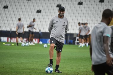 İstanbul, Türkiye - 13 Ağustos 2019: Liverpool FC teknik direktörü Jurgen Klopp UEFA Süper Kupası öncesinde maç öncesi antrenmanında sahada.
