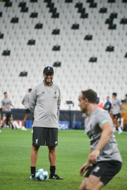 İstanbul, Türkiye - 13 Ağustos 2019: Liverpool FC teknik direktörü Jurgen Klopp UEFA Süper Kupası öncesinde maç öncesi antrenmanında sahada.