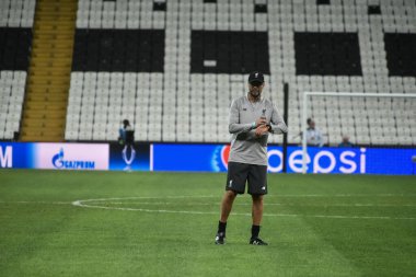 İstanbul, Türkiye - 13 Ağustos 2019: Liverpool FC teknik direktörü Jurgen Klopp UEFA Süper Kupası öncesinde maç öncesi antrenmanında sahada.
