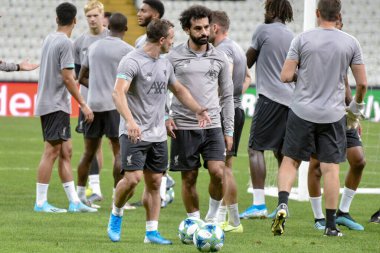 İstanbul, Türkiye - 13 Ağustos 2019: Liverpool FC forveti Muhammed Salah, UEFA Süper Kupası öncesinde maç öncesi antrenmanda sahada..
