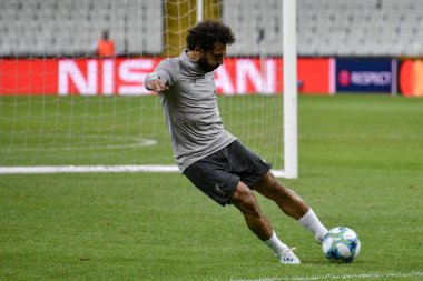 İstanbul, Türkiye - 13 Ağustos 2019: Liverpool FC forveti Muhammed Salah, UEFA Süper Kupası öncesinde maç öncesi antrenmanda sahada..
