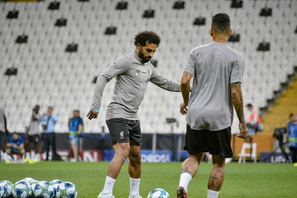 İstanbul, Türkiye - 13 Ağustos 2019: Liverpool FC forveti Muhammed Salah, UEFA Süper Kupası öncesinde maç öncesi antrenmanda sahada..