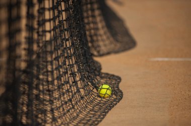 Tenis ağı ve top. Spor konsepti. Odaklanmayı seç