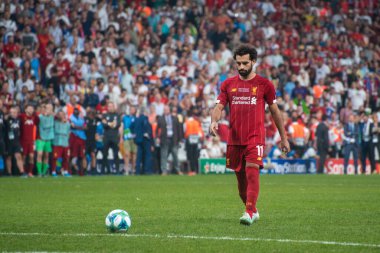 İstanbul, Türkiye - 14 Ağustos 2019: Liverpool FC 'nin forveti Muhammed Salah, UEFA Süper Kupası' nda Chelsea FC 'de belirleyici penaltı verilmeden önce